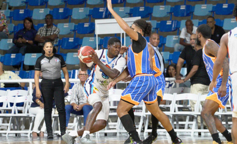 Fitzgerald y De la Cruz lideran a Los Prados frente a Huellas del Siglo en el TBS Distrito 2025