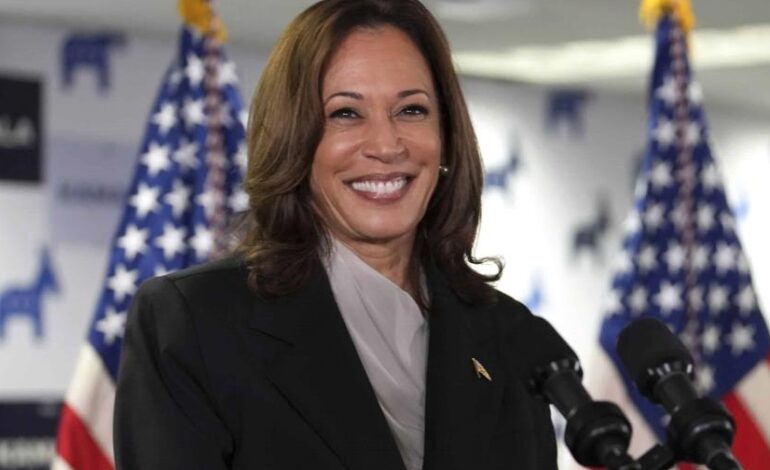 La vicepresidenta Kamala Harris pronuncia un discurso en la sede de su campaña en Wilmington, Delaware